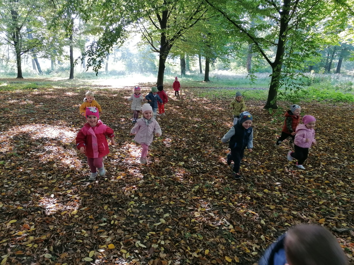 dzieci biegające w parku