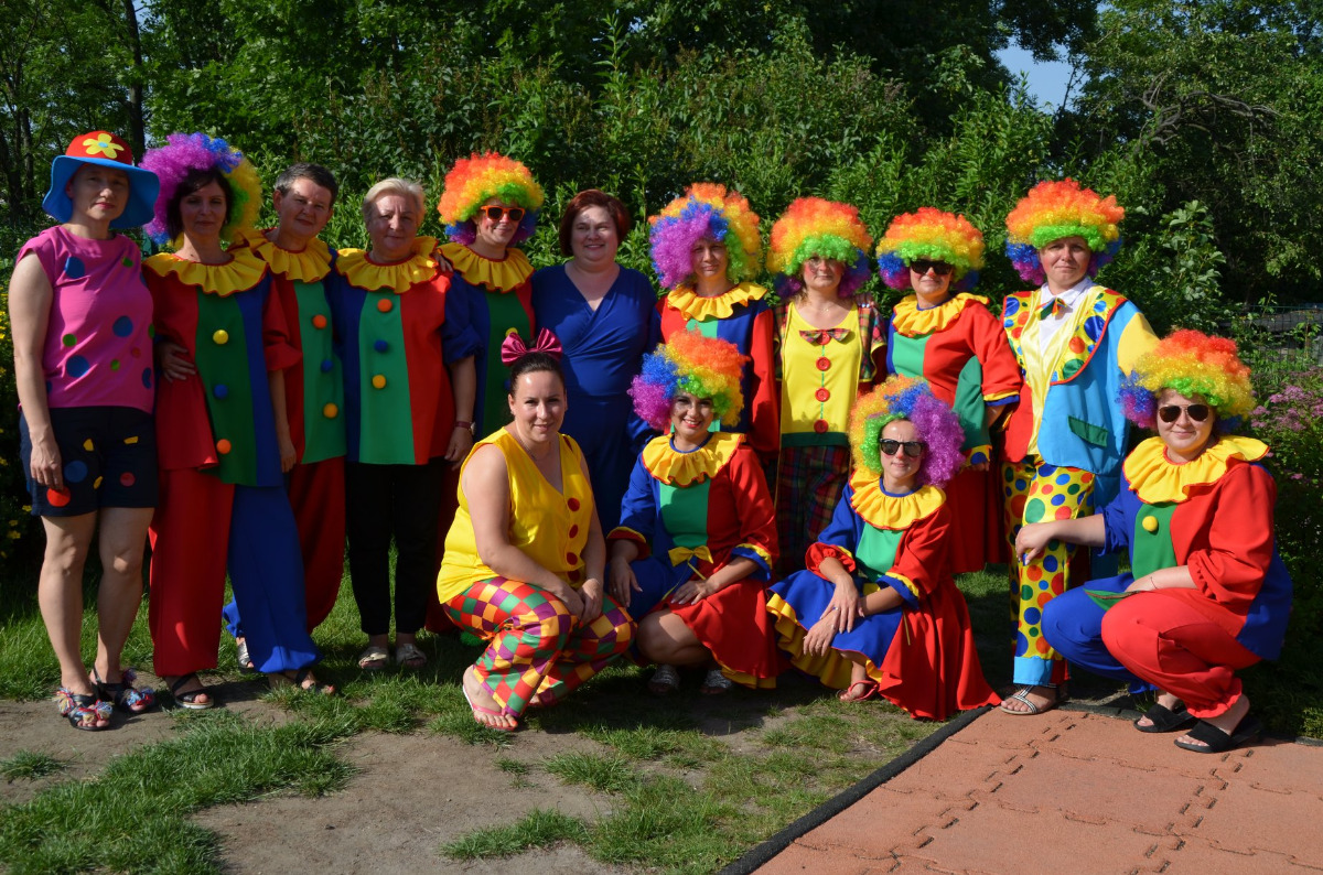 kdra w strojach klaunów