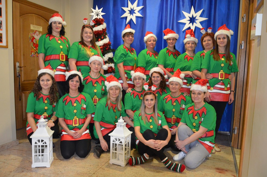 kadra w strojach mikołajkowych