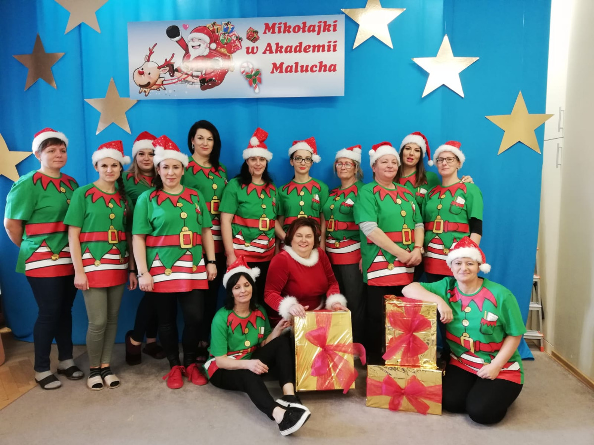 kadra w strojach skrzatów mikołajowych