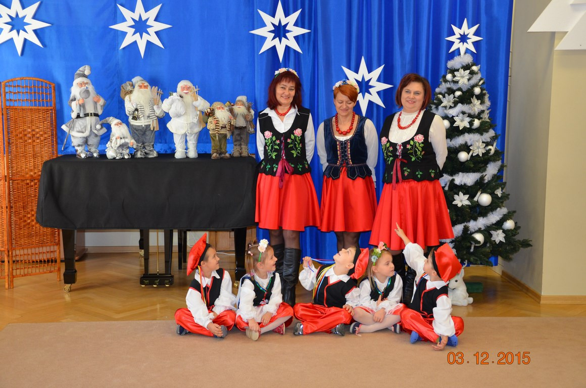 kadra z dziećmi w strojach krakowskich