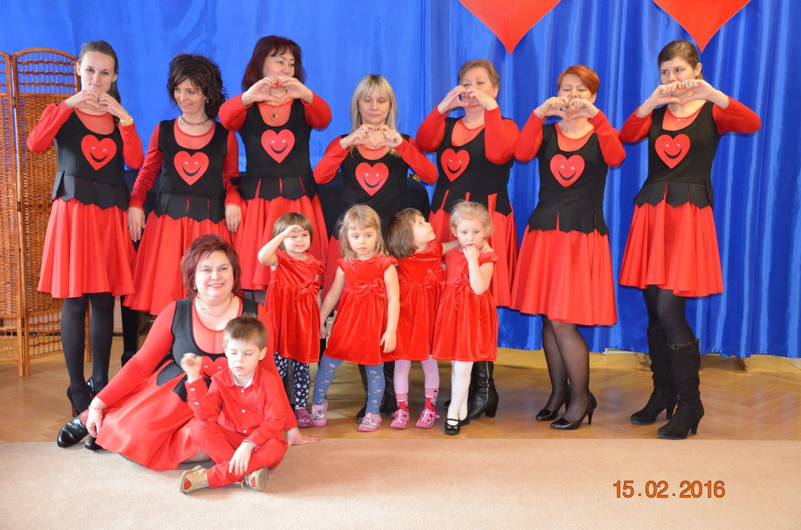 kadra w strojach walentynkowych