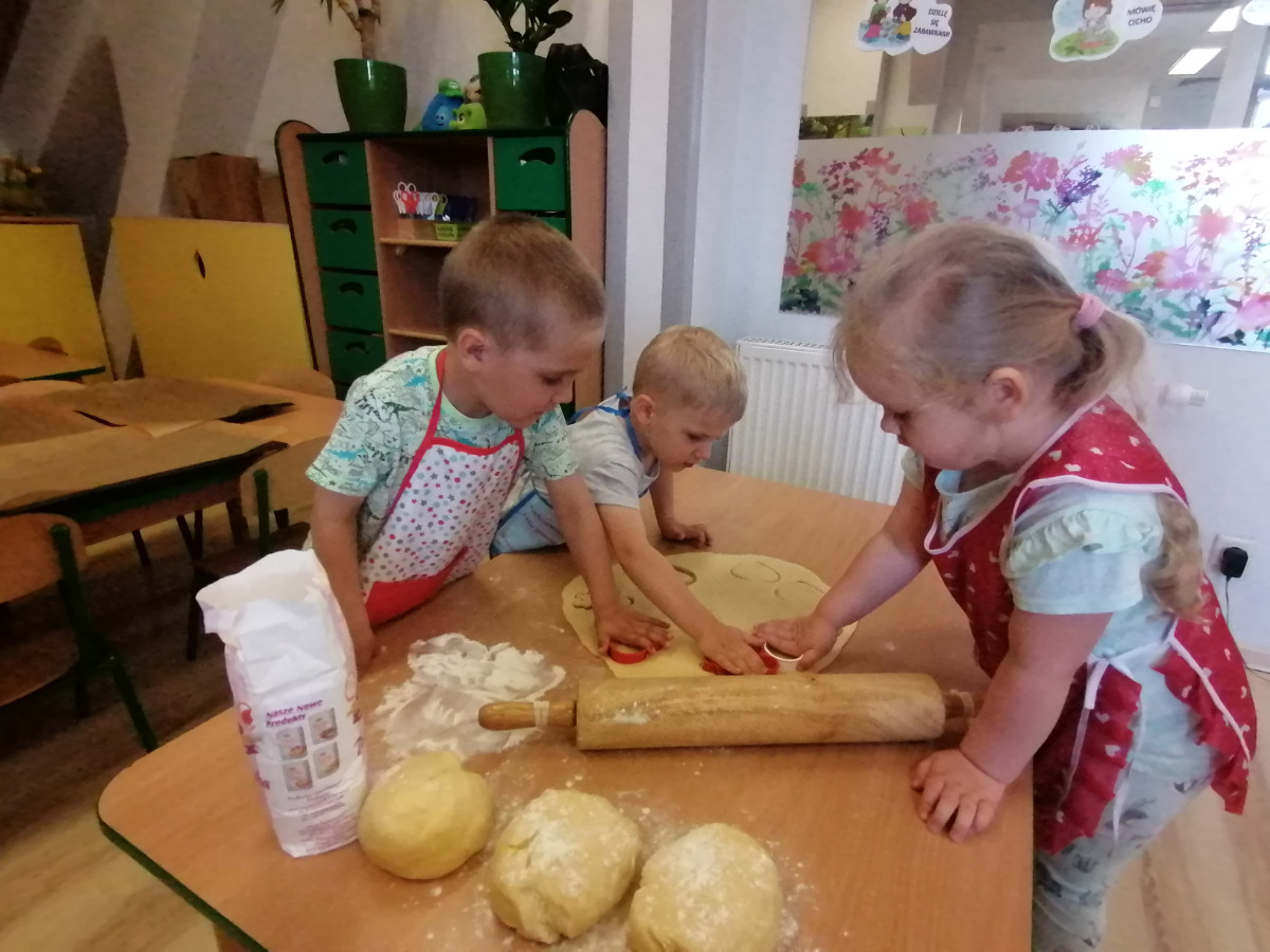 dzieci przygotowują ciasteczka
