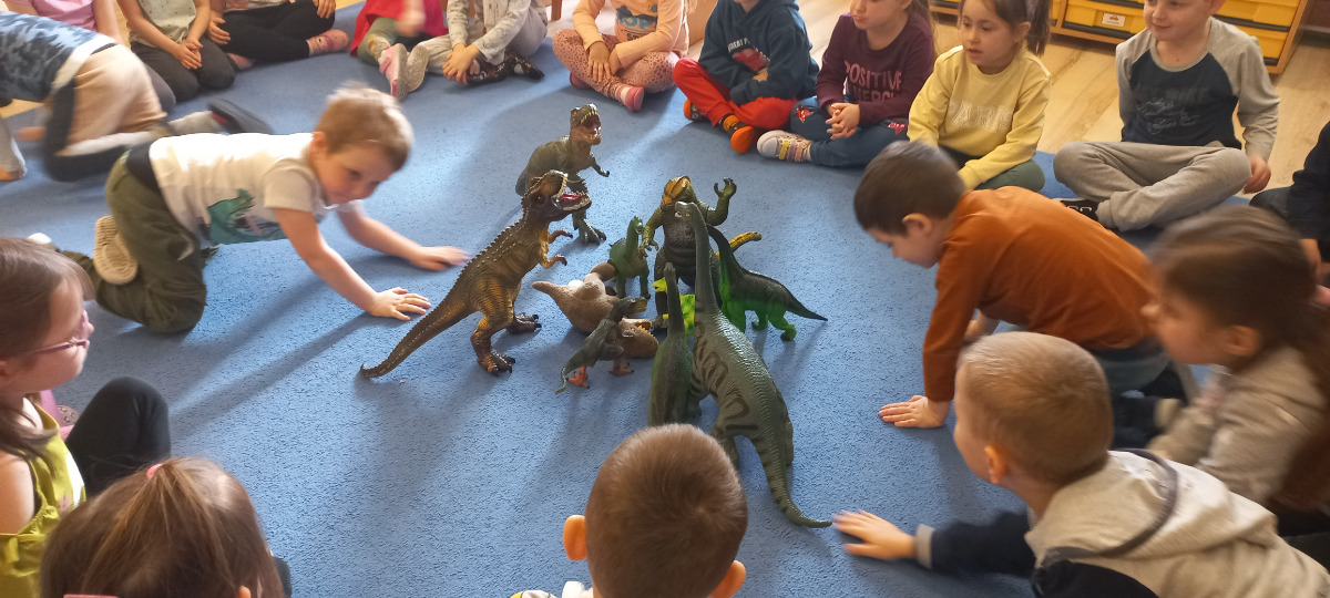 zabawa z dinozaurami