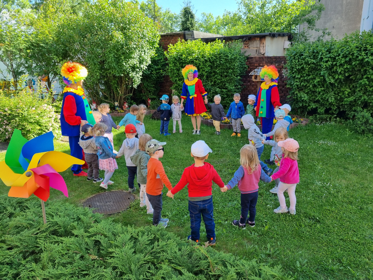 dzieci tańczą w ogrodzie