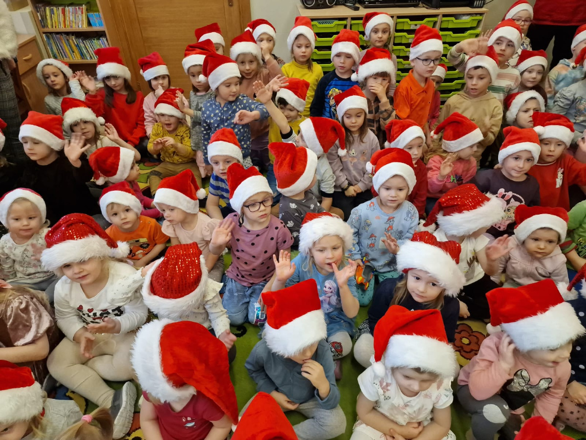 kadra przedszkola podczas przedstawienia opowieści o Mikołaju