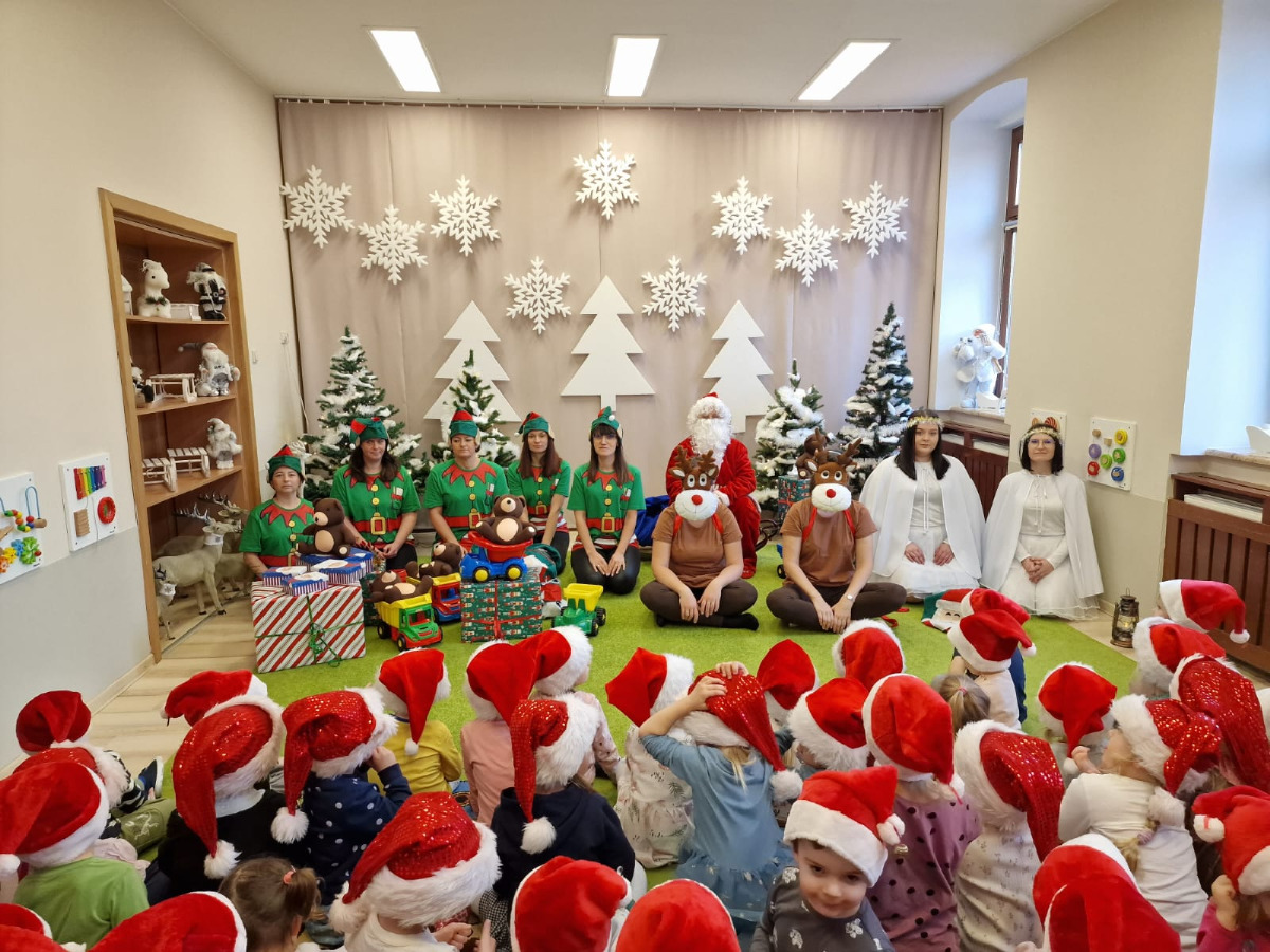 kadra przedszkola podczas przedstawienia opowieści o Mikołaju