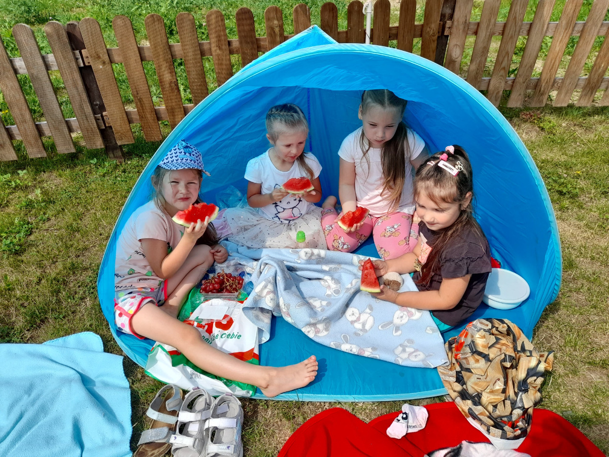 dzieci podczas pikniku w ogrodzie przedszkolnym