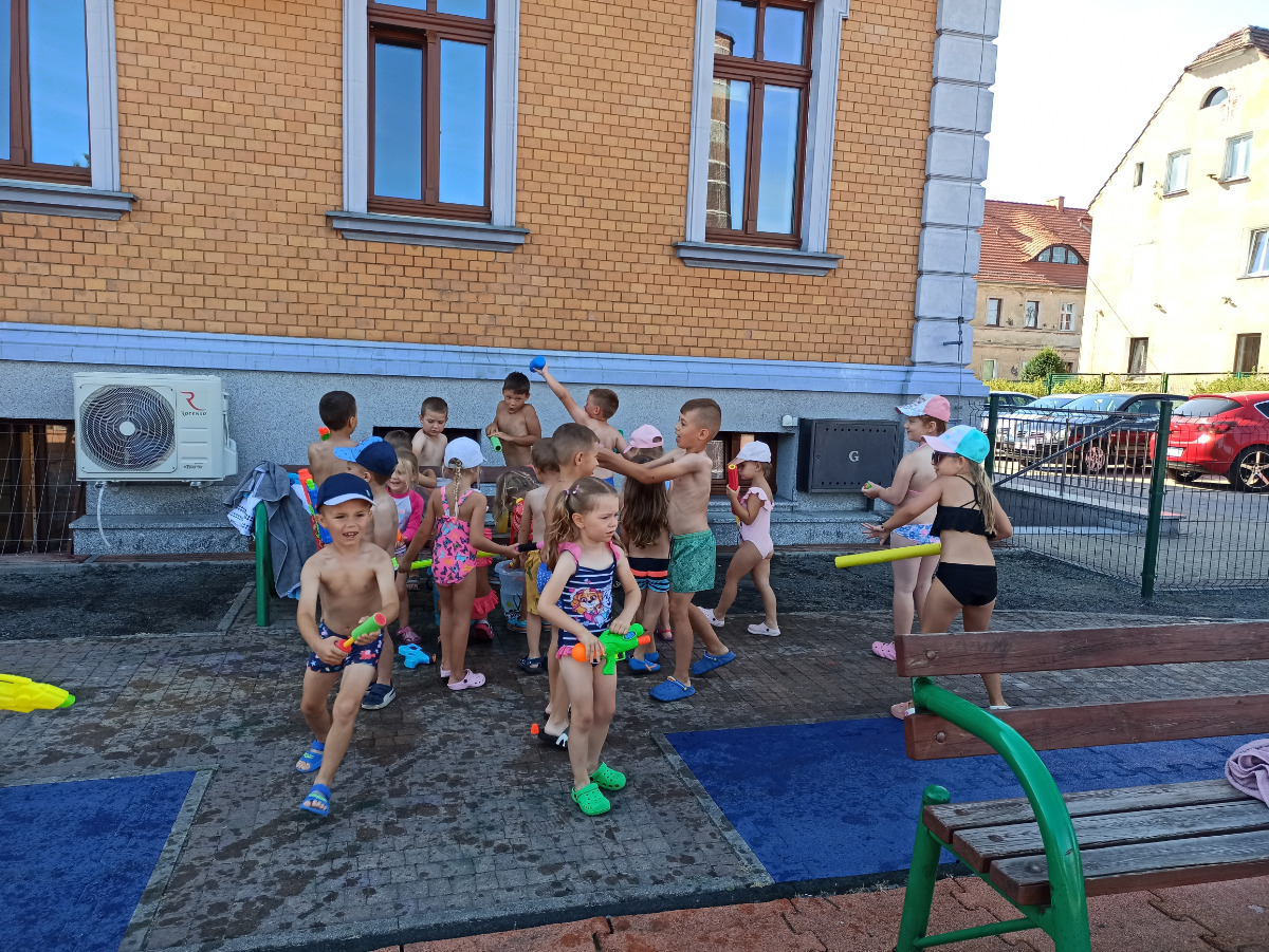 zabawa dzieci z wodą