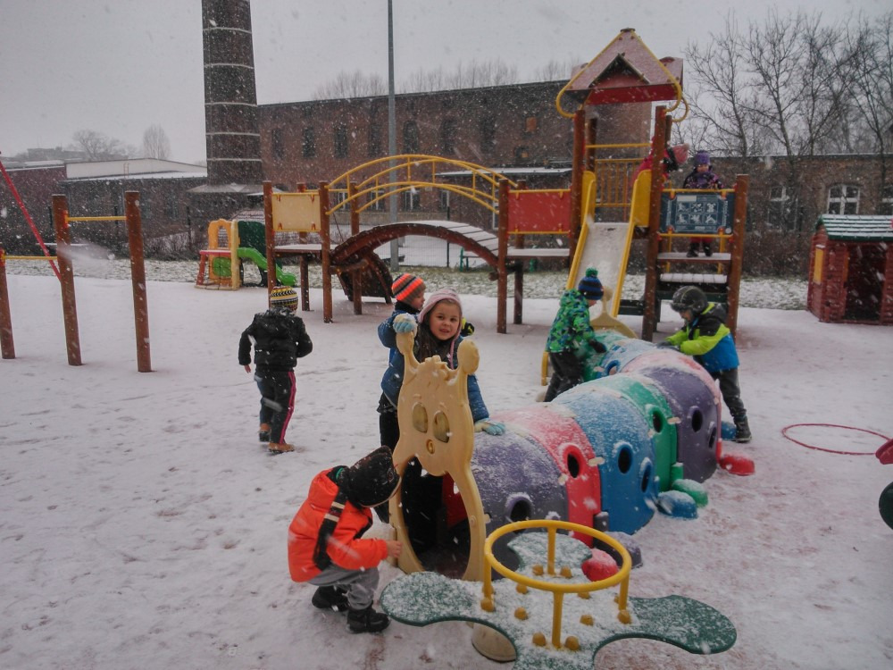 plac zabaw zimą