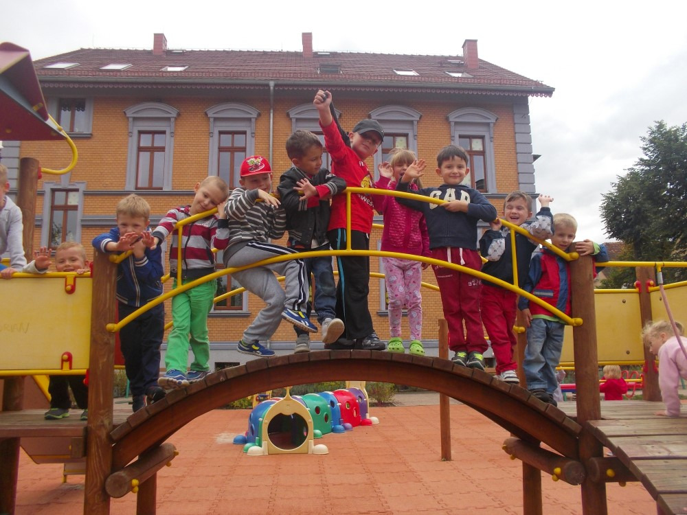 dzieci na placu zabaw