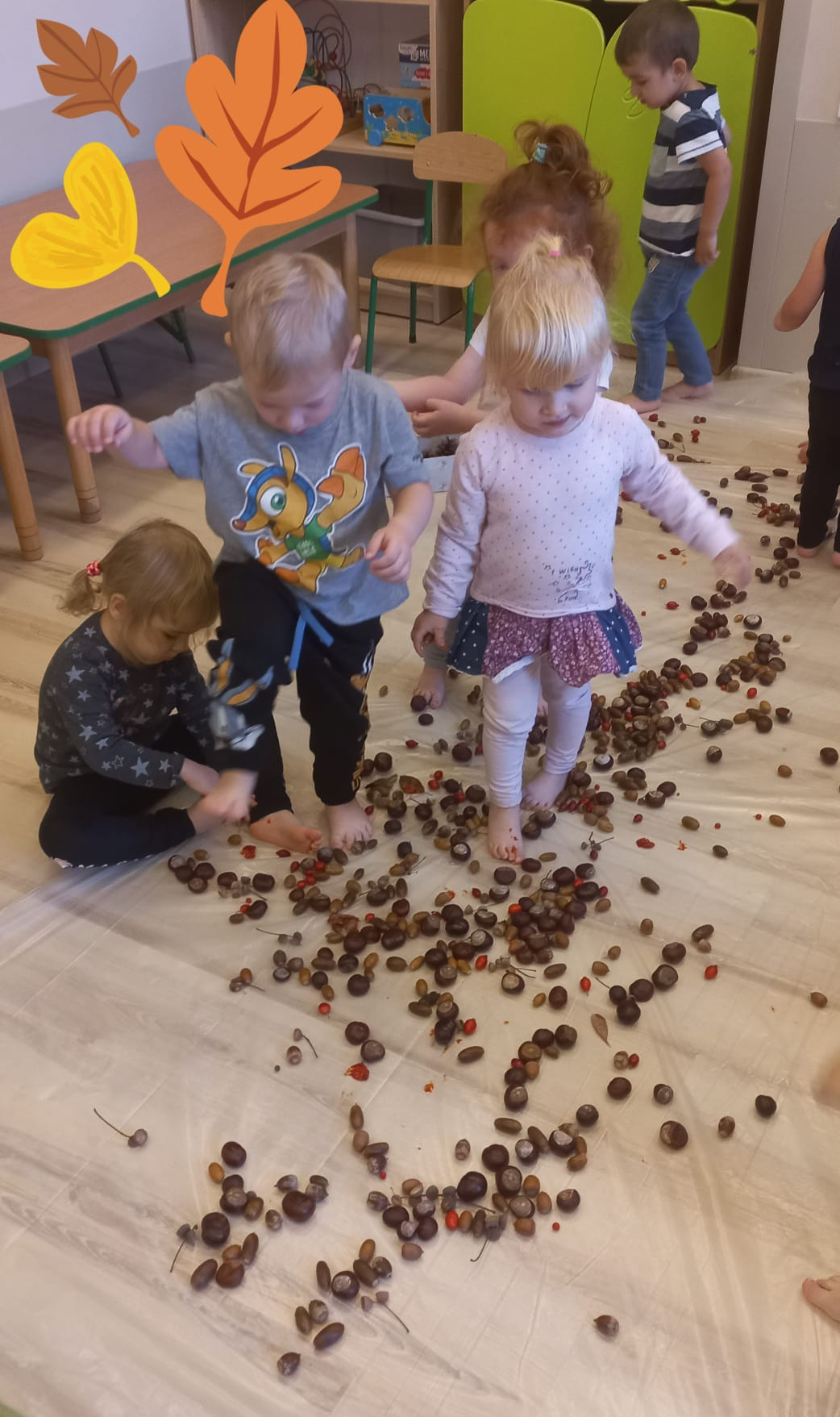 zabawa sensoryczna dzieci darami jesieni