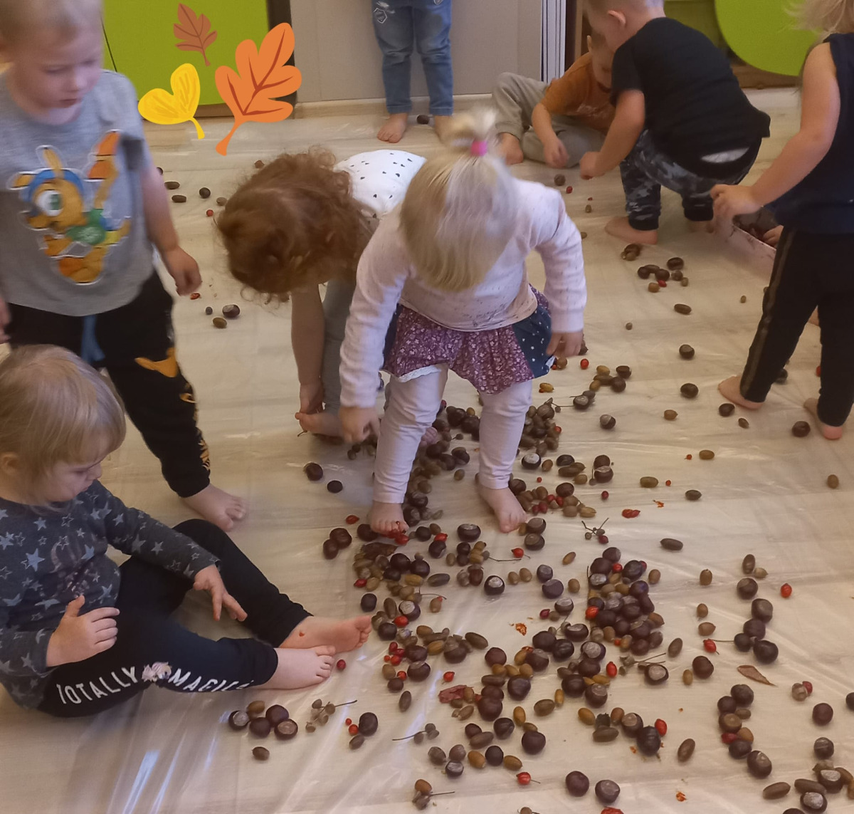 zabawa sensoryczna dzieci darami jesieni