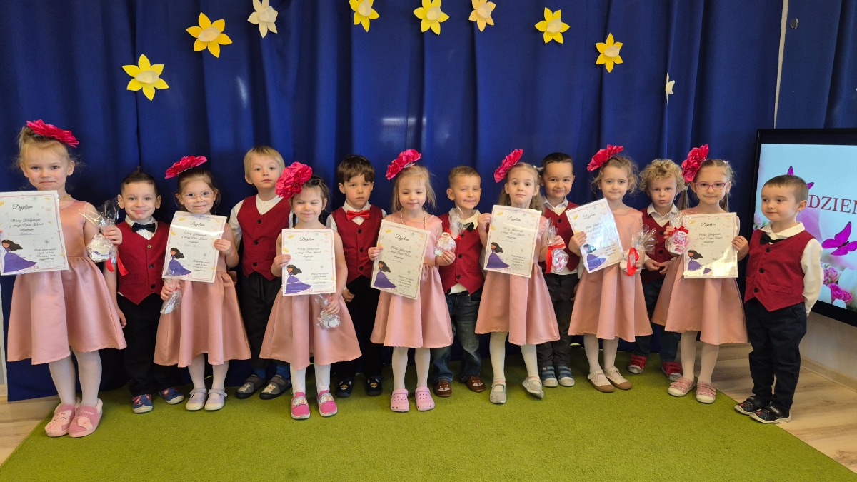 Małe pretty women świętują Dzień Kobiet